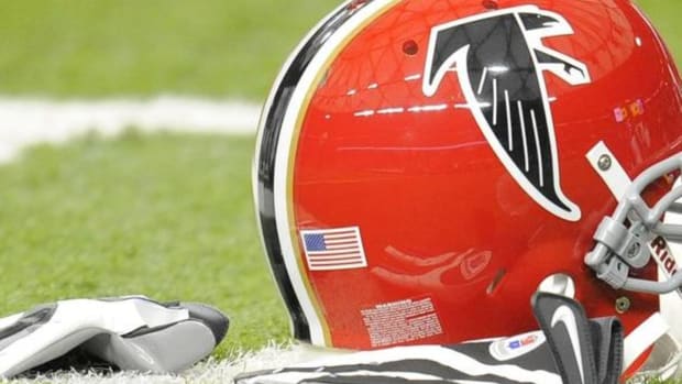 red-falcons-helmet